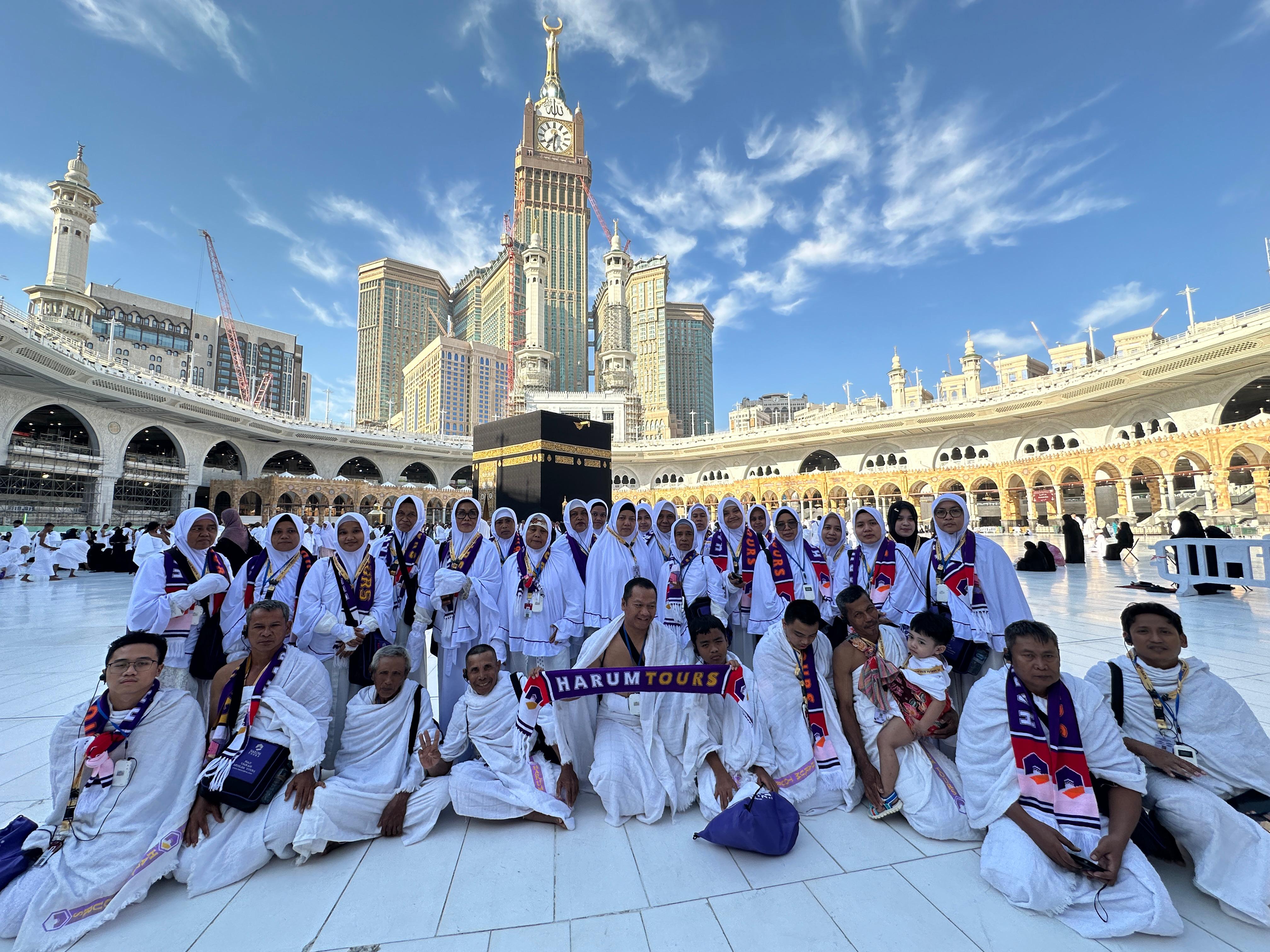 Jamaah Umrah Harum Tours di depan Kabah siang hari - Makkah